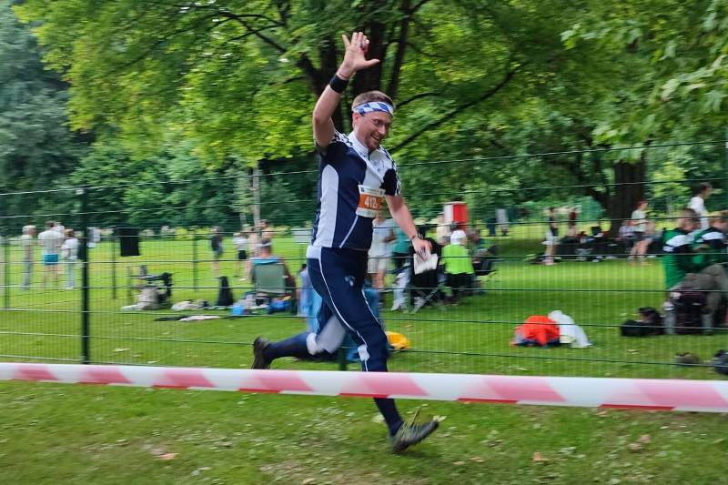 Ralph Körner winkt im Zieleinlauf der Staffel dem Team zu.