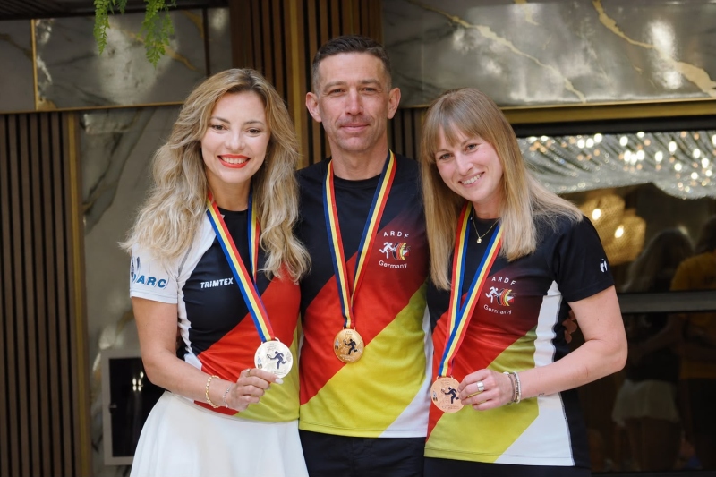 Oleksandra Parkhomenko, Alexander Hergert und Mona Schwendemann (v.l.) räumten bei der ARDF-EM in Rumänien kräftig ab.