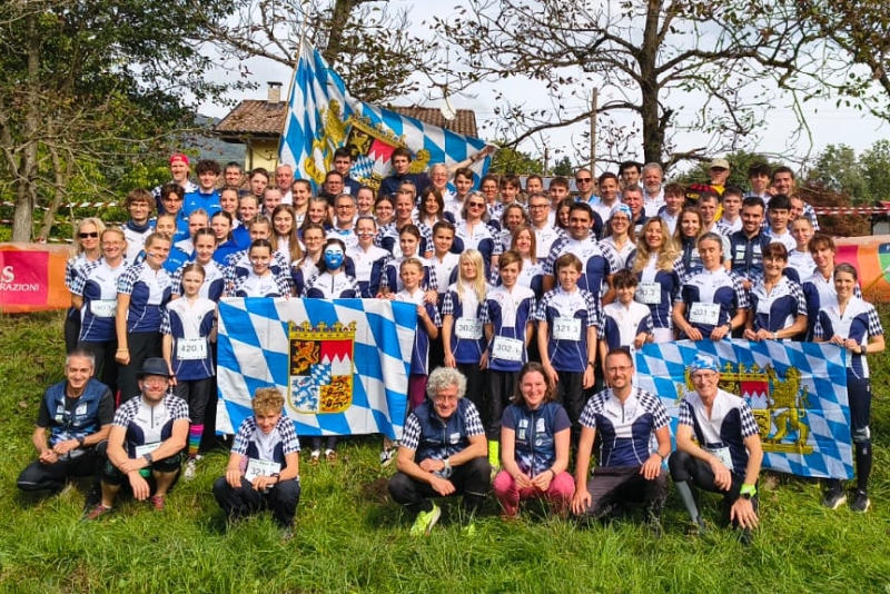 Die gesamte bayerische ARGE-ALP-Mannschaft 2026 - darunter auch sieben Aktive des OLV Landshut.