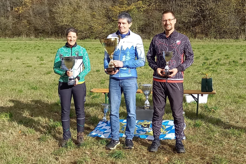 Vorsitzender Ralph Körner konnte für den OLV Landshut einmal mehr den Bayernpokal für Platz drei in der Vereinswertung entgegennehmen. Vorsitzender Ralph Körner konnte für den OLV Landshut einmal mehr den Bayernpokal für Platz drei in der Vereinswertung entgegennehmen.