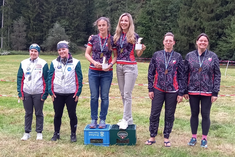 Das Damenelite-Podium mit den Landshuter Teams auf Rang eins und drei