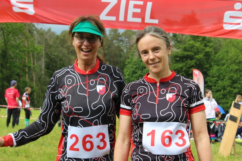 Das Landshuter Gold-Team in D 45 Jana Ropertz und Galyna Petrenko (v.l.) strahlt um die Wette.