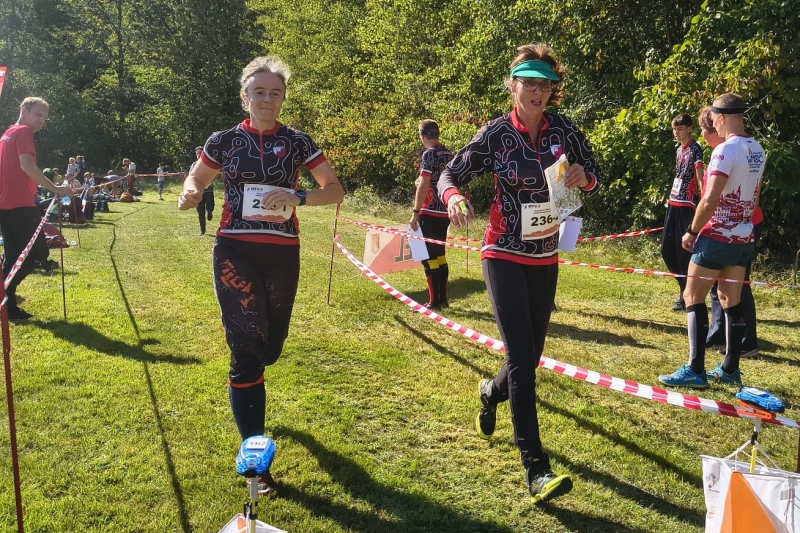 Galyna Petrenko und Jana Ropertz beim gemeinsamen Zieleinlauf zu Gold in D 45. Galyna Petrenko und Jana Ropertz beim gemeinsamen Zieleinlauf zu Gold in D 45.
