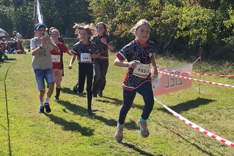 Teamspirit: der OLV-Nachwuchs begleitet Selma Eid beim Zieleinlauf zu Silber in D 14. Teamspirit: der OLV-Nachwuchs begleitet Selma Eid beim Zieleinlauf zu Silber in D 14.