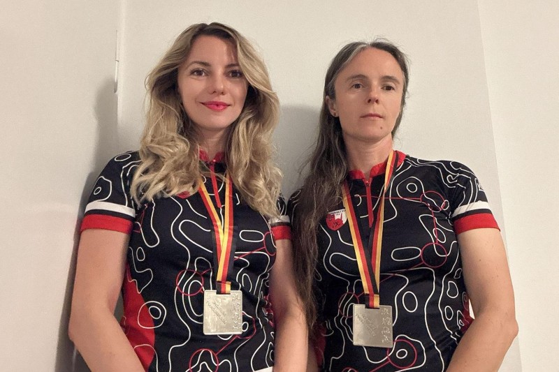 Oleksandra Parkhomenko und Galyna Petrenko (v.l.) präsentieren stolz ihre Silbermedaillen.