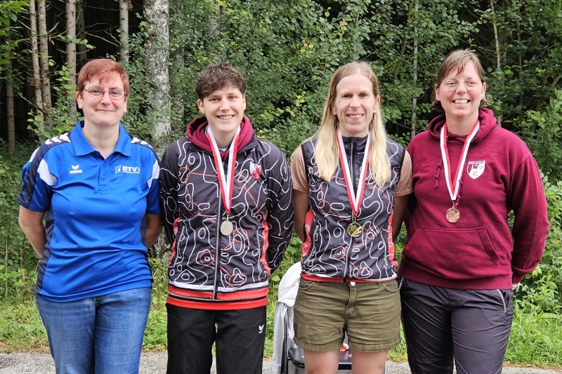Siegerehrung der Damen-Hauptklasse mit Gaufachwartin Anke Schöps, Sabrina Schöps (2.), Britta Meißner (1.) und Carina Körner (3.). Siegerehrung der Damen-Hauptklasse mit Gaufachwartin Anke Schöps, Sabrina Schöps (2.), Britta Meißner (1.) und Carina Körner (3.).