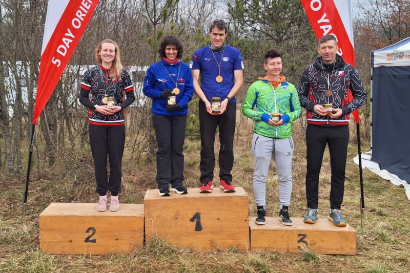 Gesamtsiegerehrung in M/W 35 mit Mona Schwendemann auf Rang zwei und Alexander Hergert auf Platz drei.