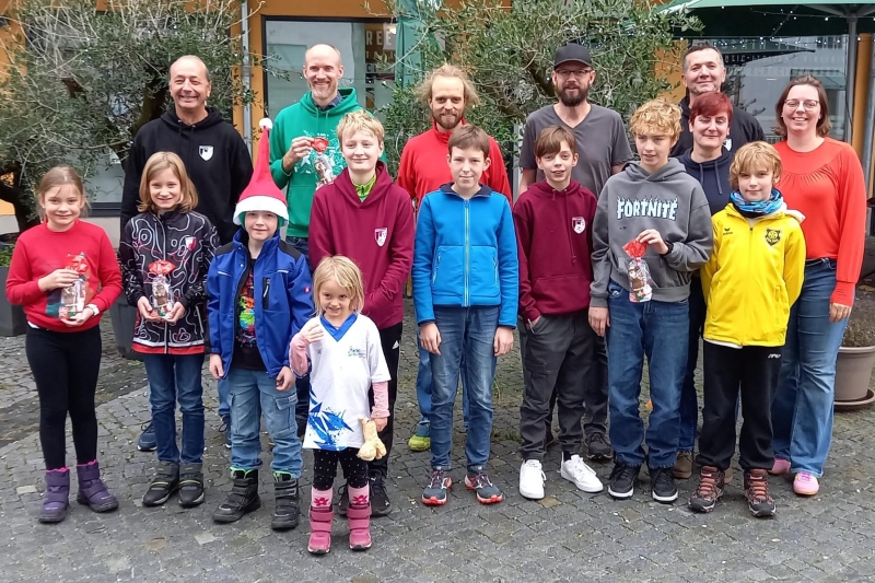 Die Sieger, Platzierten und Nachwuchsläufer des Nikolaus-OLs 2025