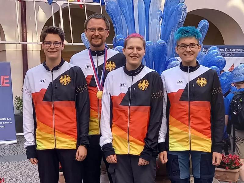 Die drei weiteren OLV-WM-Teilnehmerinnen Vanessa, Sabrina und Sarah Schöps freuen sich zusammen mit Ralph Körner über dessen Weltmeistertitel.